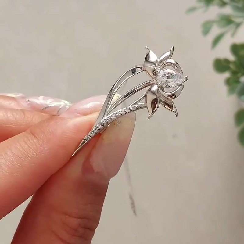 Брошь — кадр из рилса