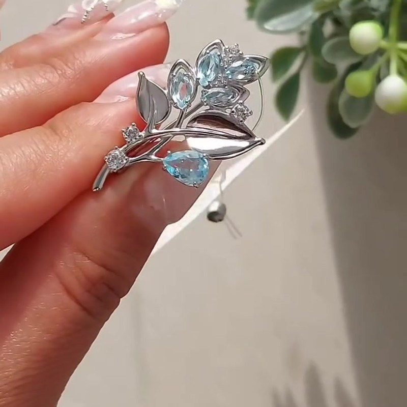 Серебряная брошь «Веточка» с топазами и фианитами 925 пробы — кадр из рилса