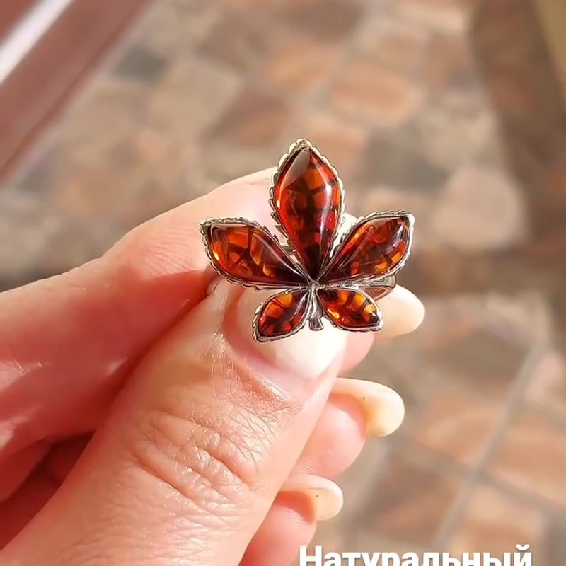 Серебряное кольцо «Лист» с натуральным янтарём 925 пробы