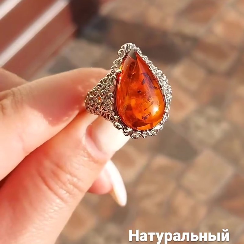 Серебряное кольцо 925 пробы с натуральным янтарём в ажурной оправе