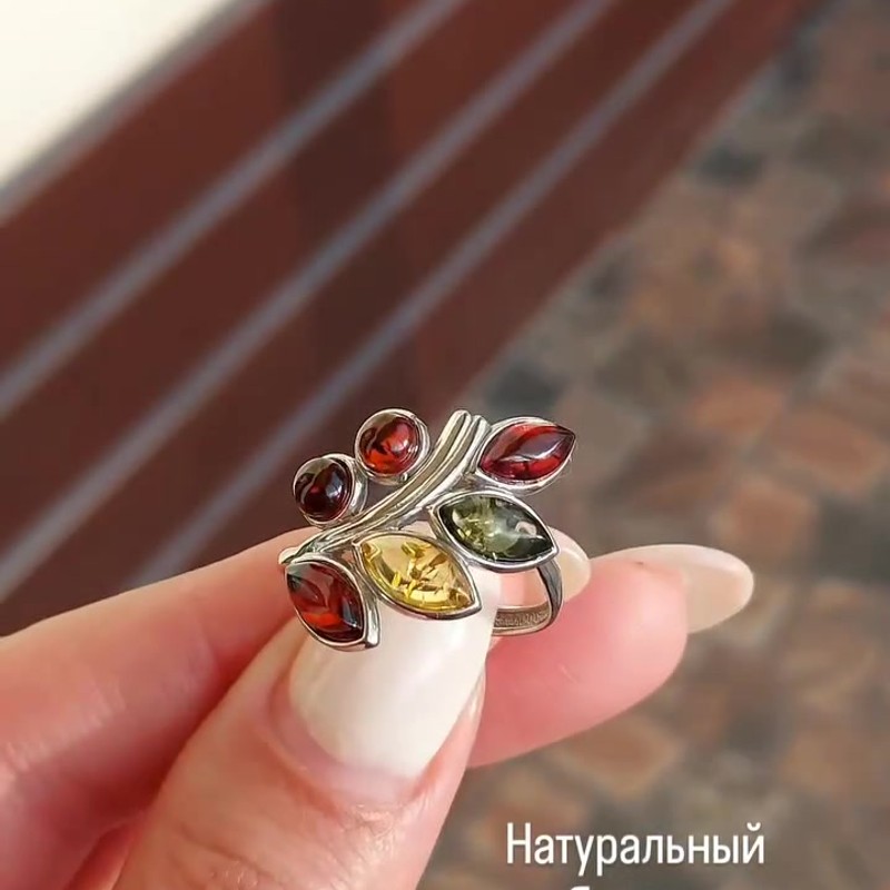 Серебряное кольцо «Веточка» с разноцветным янтарём 925 пробы