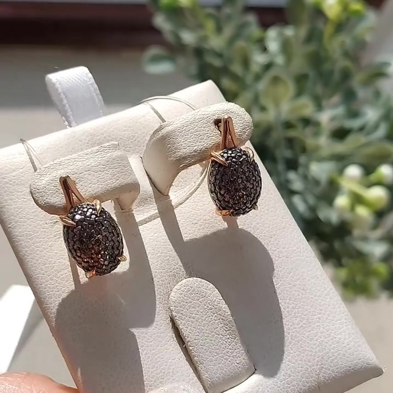 Золочёные серебряные серьги-пусеты с чёрными фианитами 925 пробы