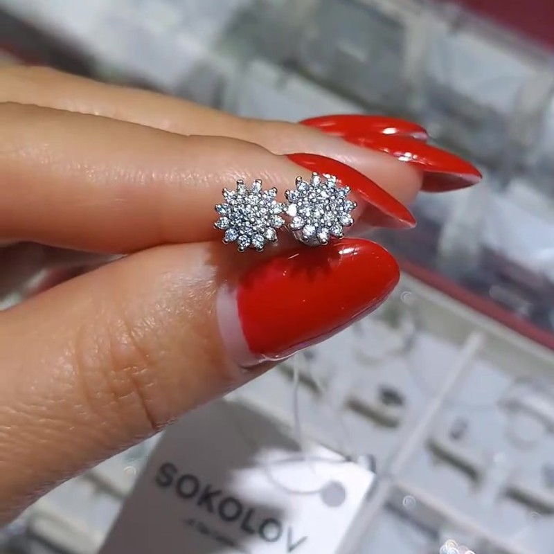 серьги — кадр из рилса