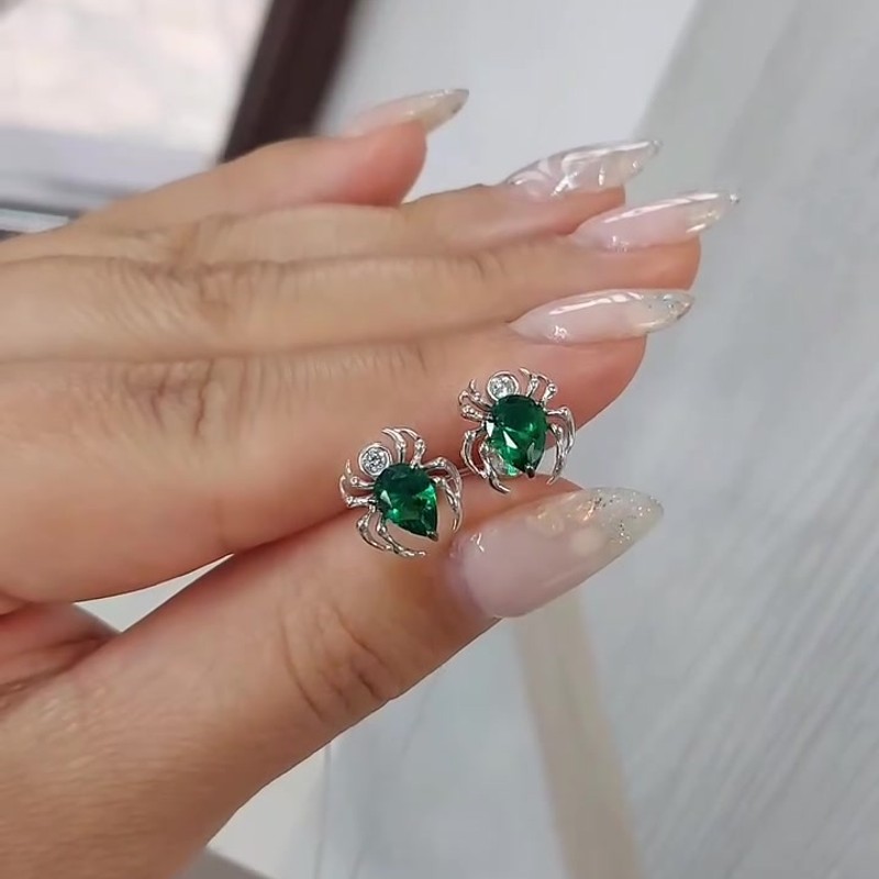 Серебряные серьги-пусеты «Пауки» с зелеными и бесцветными фианитами 925 пробы - Instagram Reel 