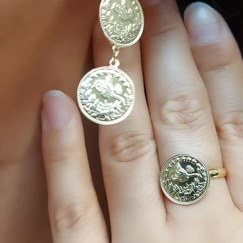 Серебряное кольцо 925 пробы с позолотой и декоративной монетой