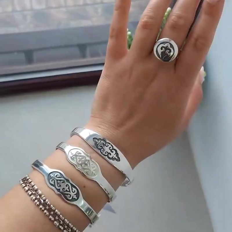 Серебряный жесткий браслет блезик 925 пробы с национальным орнаментом