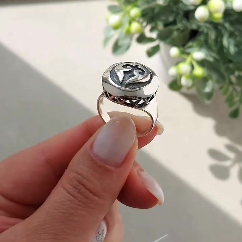 Серебряное кольцо-печатка 925 пробы с черной эмалью