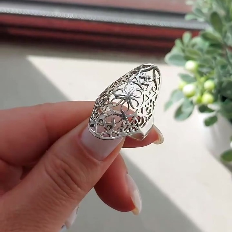 Серебряное кольцо 925 пробы с ажурным цветочным узором