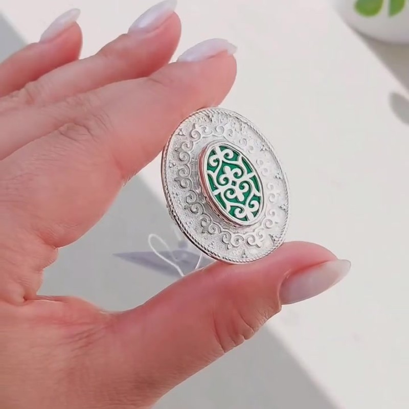 Серебряное кольцо 925 пробы с зеленой эмалью и национальным орнаментом