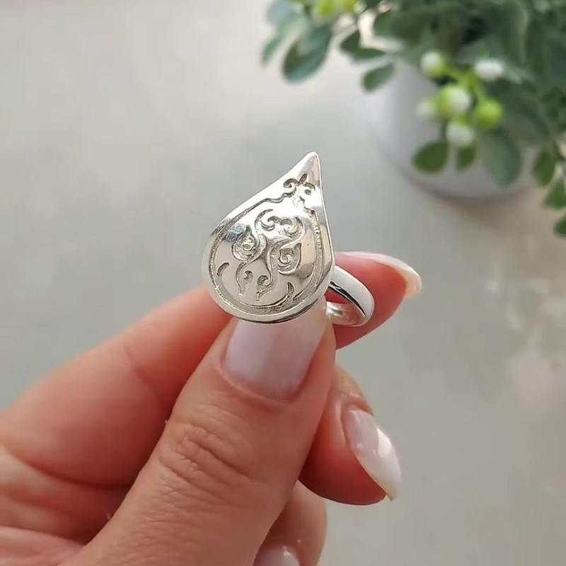 Серебряное кольцо 925 пробы в форме капли с национальным орнаментом