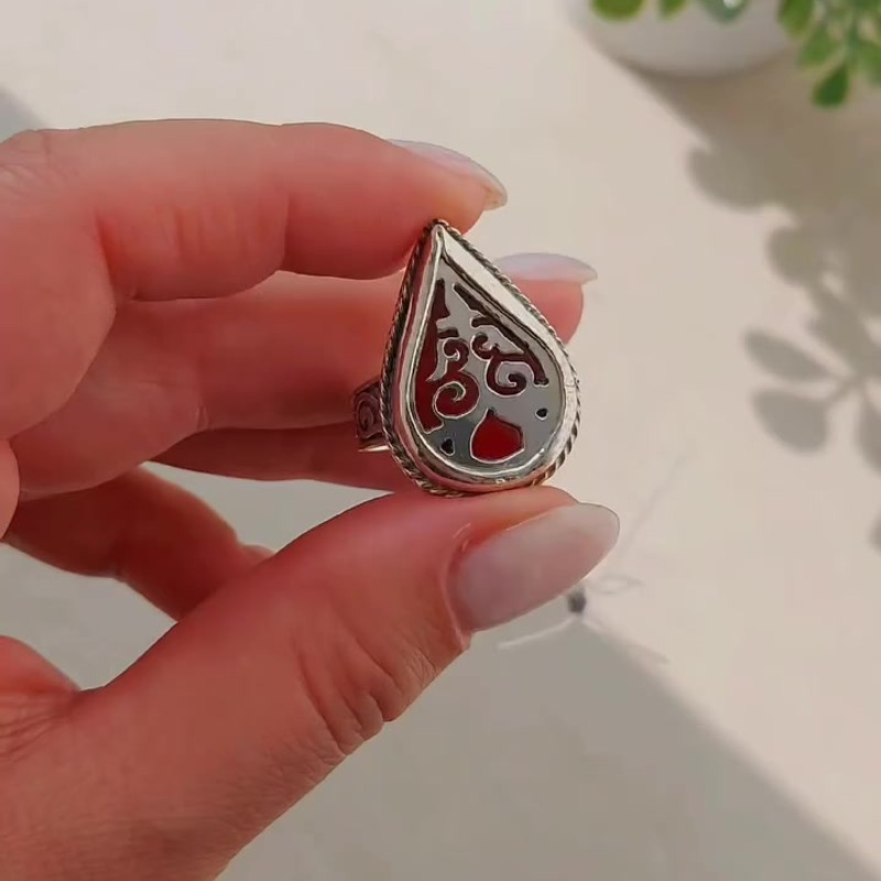 Серебряное кольцо Капля с красной эмалью 925 пробы