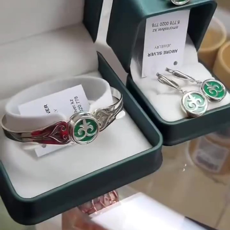 Серебряные серьги 925 пробы с зеленой эмалью в национальном стиле из серебро