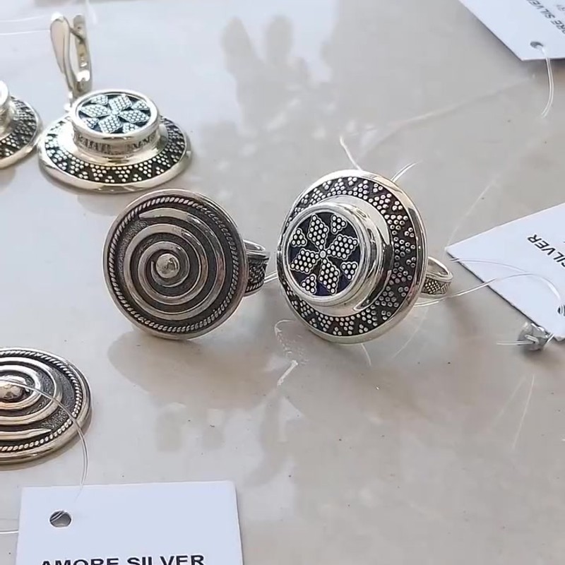 Серебряное кольцо 925 пробы с синей эмалью и орнаментом