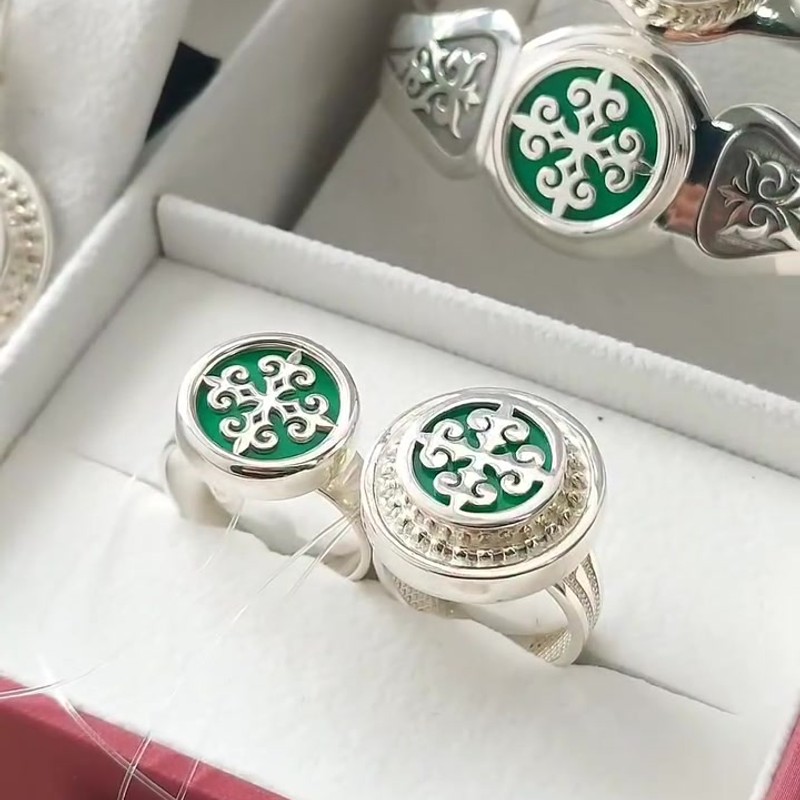 Серебряное кольцо 925 пробы с зеленой эмалью и национальным орнаментом