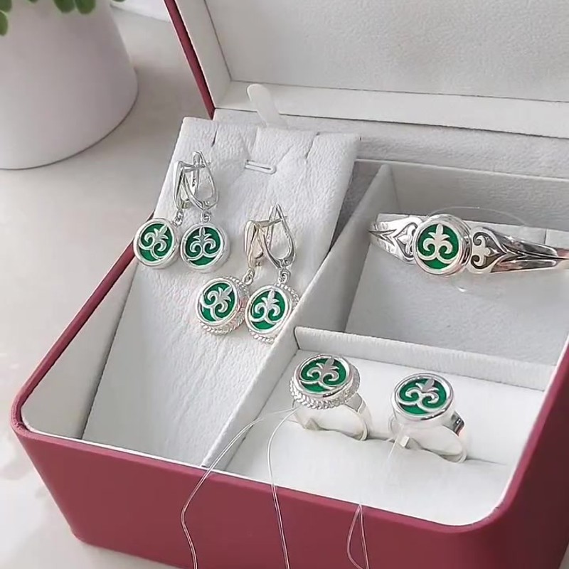 Серебряные серьги 925 пробы с зеленой эмалью и орнаментом