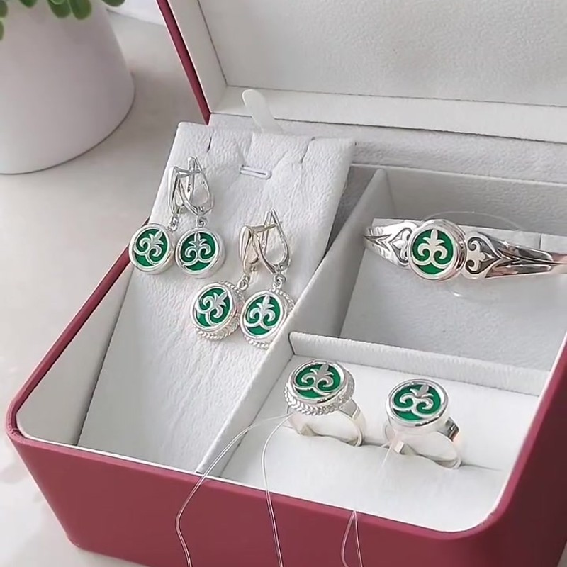 Серебряное кольцо 925 пробы с зеленой эмалью и национальным орнаментом