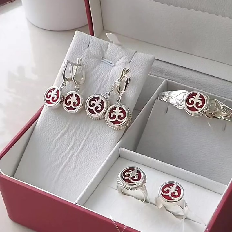 Серебряные висячие серьги с красной эмалью и орнаментом