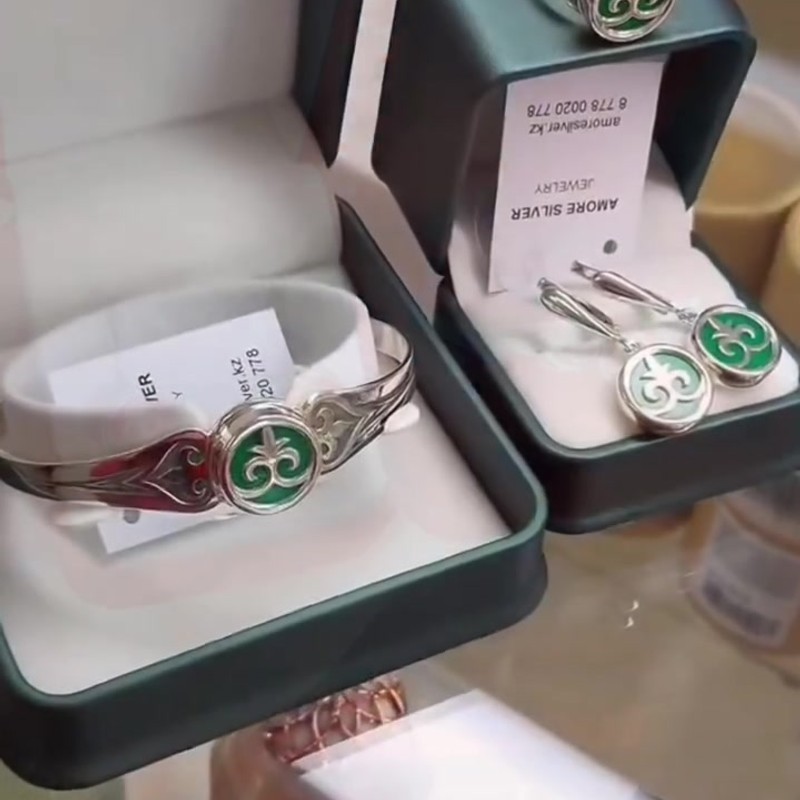 Серебряное кольцо 925 пробы с зеленой эмалью и орнаментом